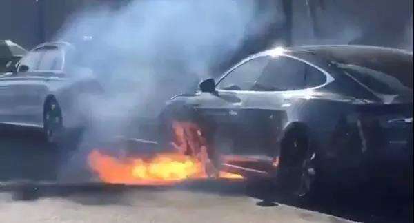 特斯拉又自燃！洛杉矶一辆Model S行驶中疑似电池组起火