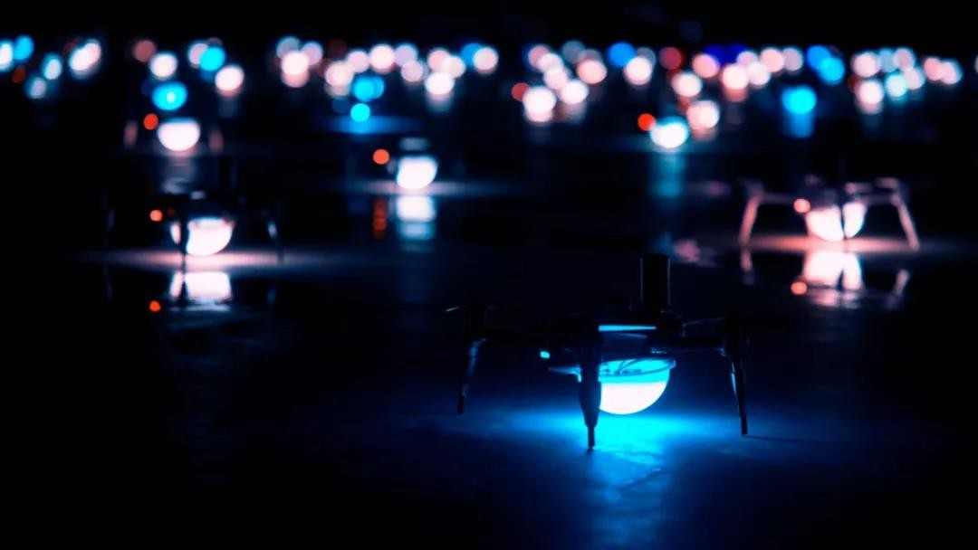 比亚迪这次玩高端了，300无人机在自家门口玩灯光秀