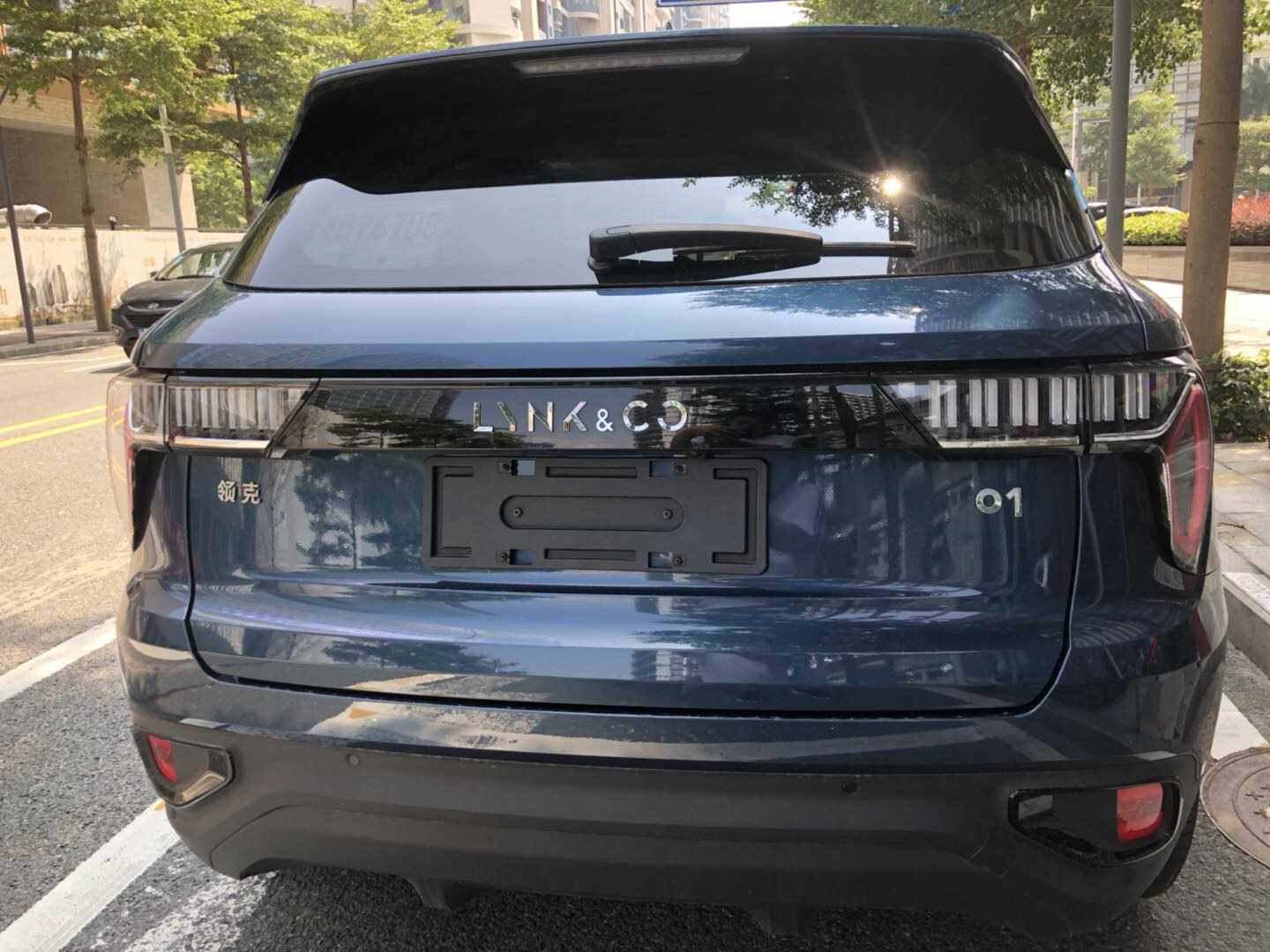 路边碰到领克，这颜色的看着挺屌