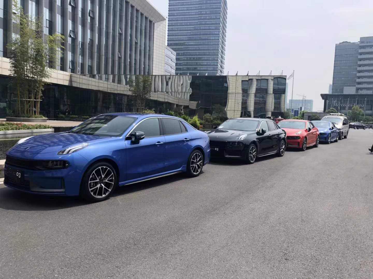 路过吉利总部，活捉一队领克03
