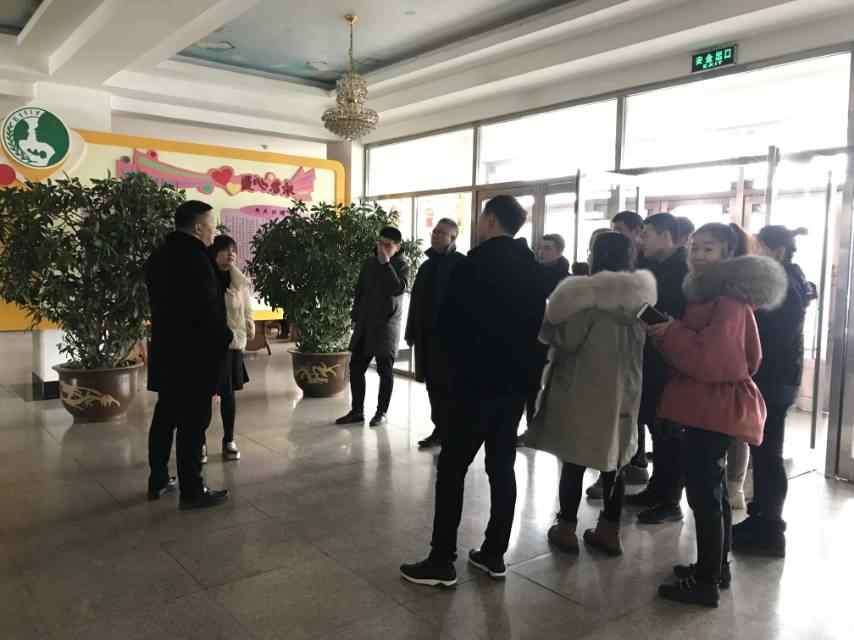 福利院负责人接待我们