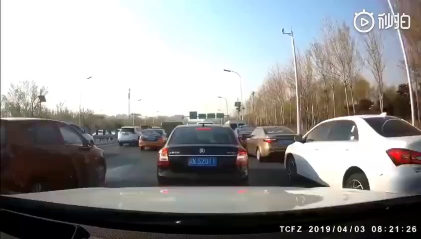比亚迪从应急车道强插宝马，宝马怒了！