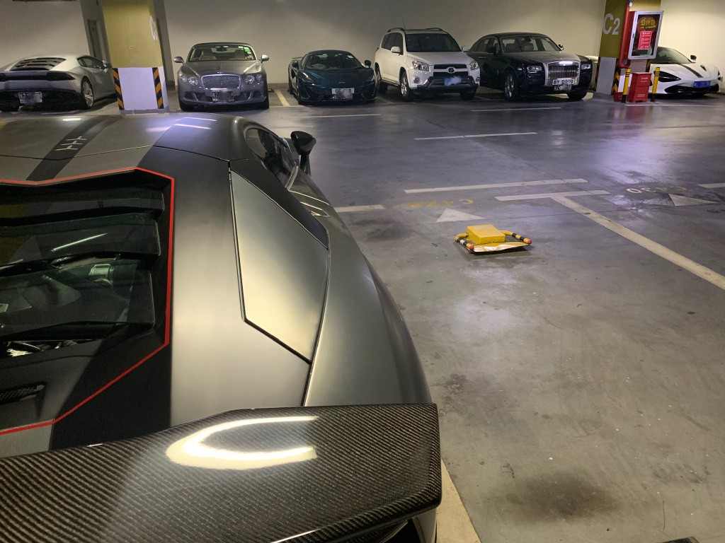 中间白色这车，不知道每天啥心情