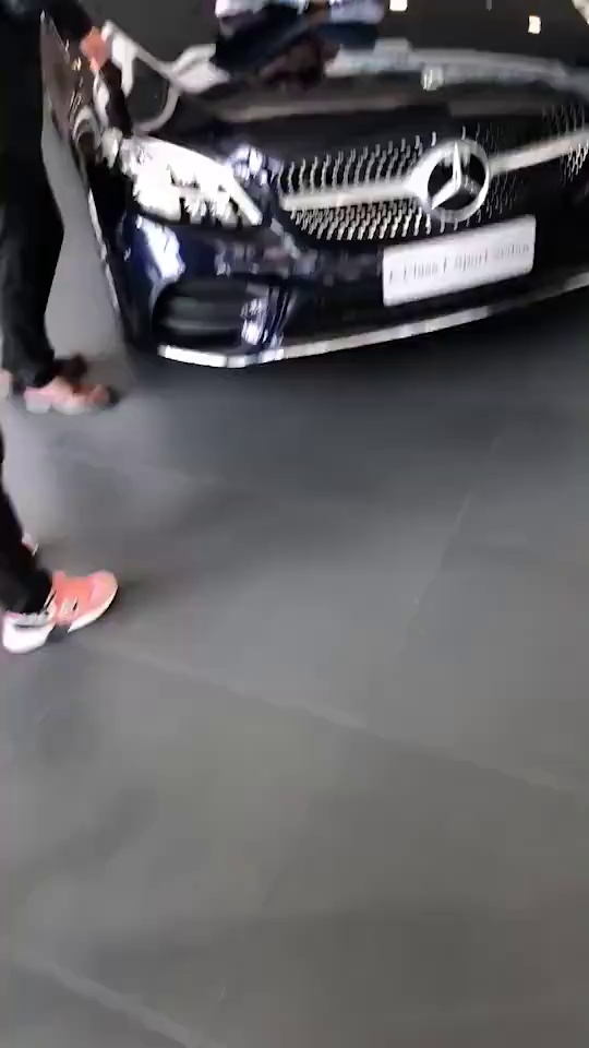 接二连三女车主坐车盖维权