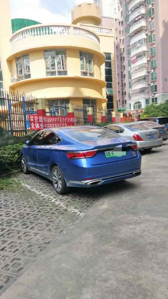 下摆一看半个多月没洗车
可是上面还很干净啦