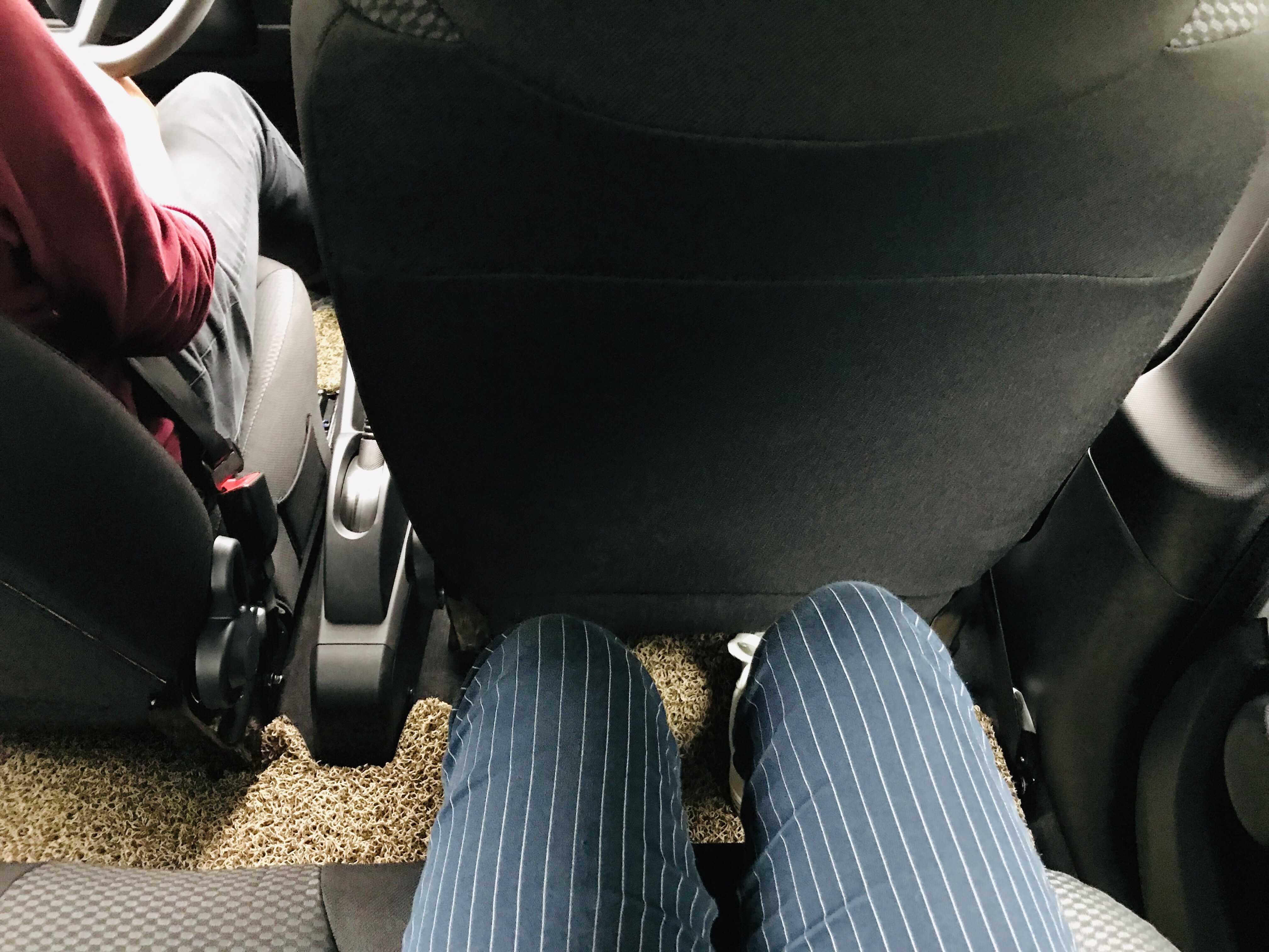 作为一台微型纯电动小车，e1的车内空间还可以，小编坐在后排，膝盖和前排座椅之间大概还有一个手掌的距离（腿长者另论）。