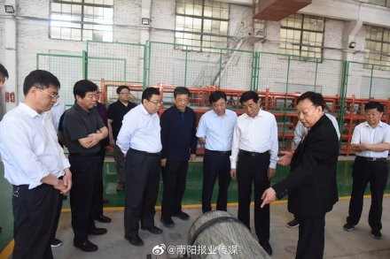 5月22日上午  ，南阳市委书记张文深到氢能源汽车项目现场办公时，为氢能源汽车项目取得的最新成果点  赞。市委副书记、市长霍好胜参加现场办公。（南阳日报） ...