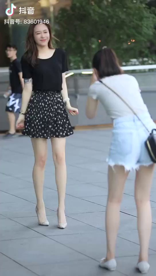 后面那个男的，告诉我什么颜色