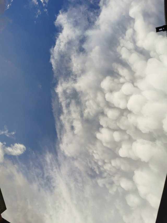 别的地方都暴雨，冰雹，我头顶一边开了，还出现这样的