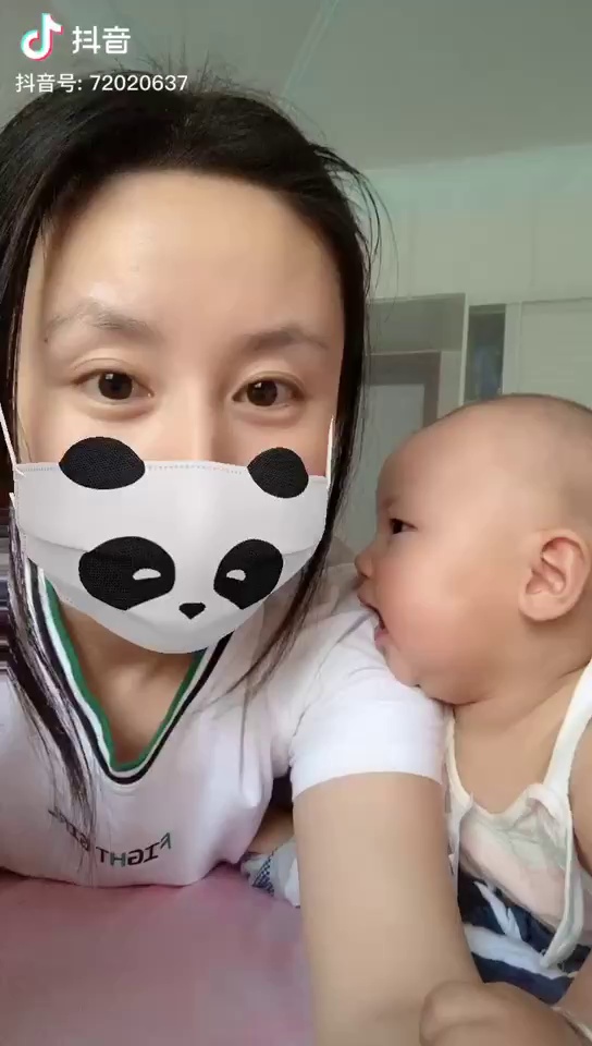 这娃懵逼了