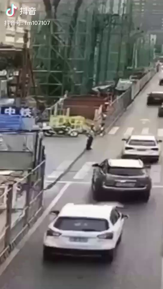交警回首掏