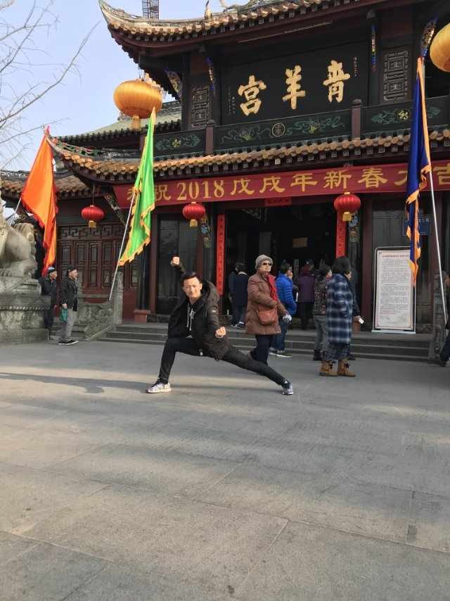 幸福不是得到你想要的一切，而是享受你所拥有的一切。