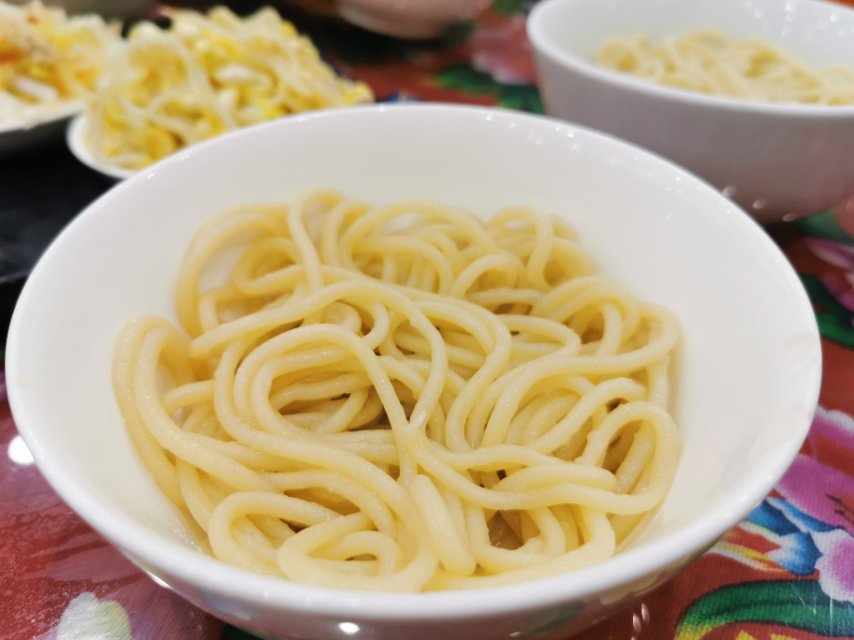 大西北家常便饭之手工面与饸饹面，一般吃的时候会配上