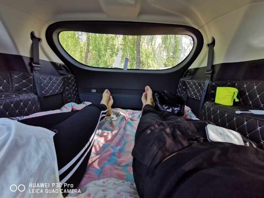 横向空间很大，纵向的空间也很大，就是一张双人床，唯一不足的就是前边不是纯平的，有一定的坡度，躺着不是特别舒服，只能凑合着休息一下，但是车里开着空调，嗯，还是很不错的