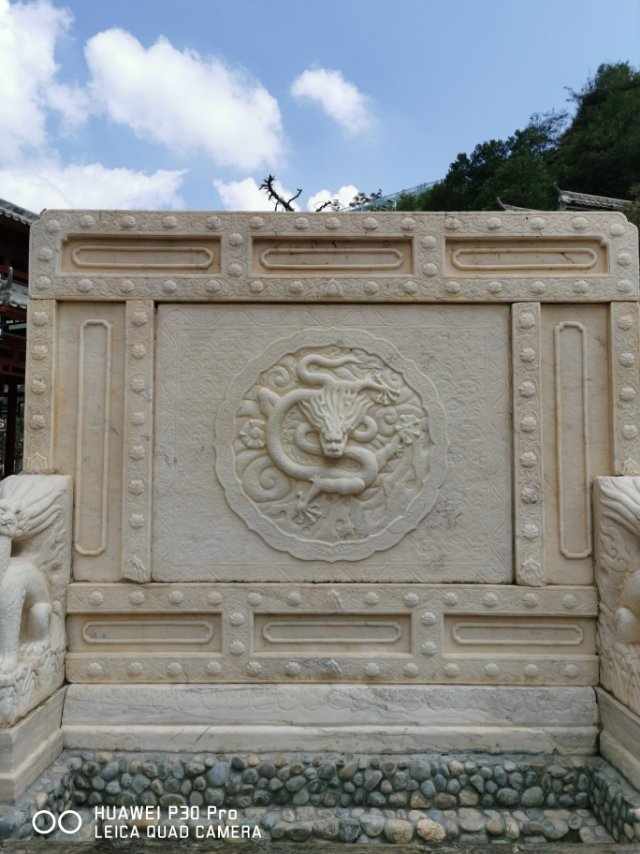 酒色财气四堵墙，人人都在里面藏。有人跳出墙儿外，便