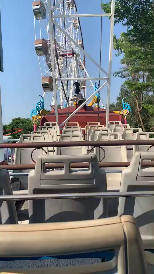 儿子带老子玩海盗船，老子吐了