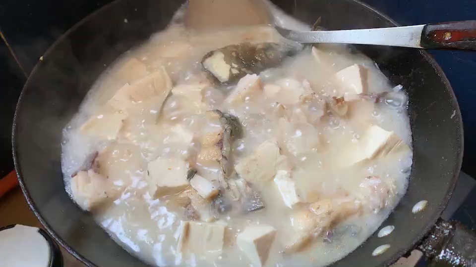 草鱼闷豆腐，不知道怎么提鲜，试试这个