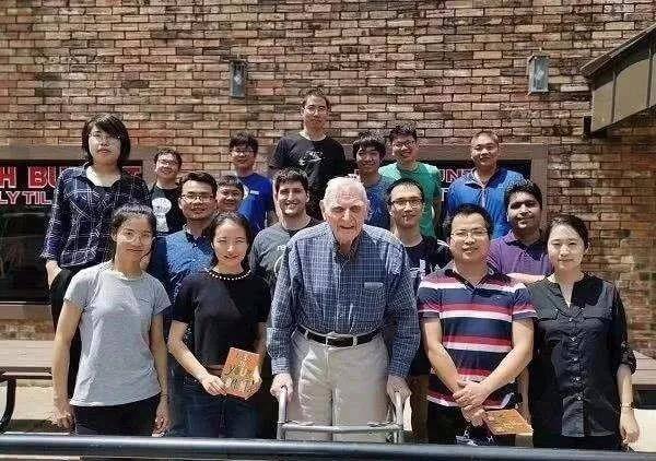 中国新能源汽车为什么能火？要从这个百岁美国老人说起