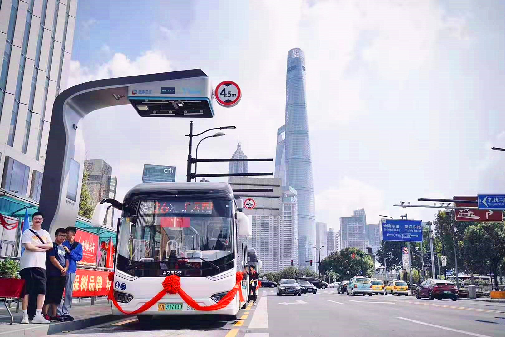 不断突破行业边界！特来电智能充电弓引热议