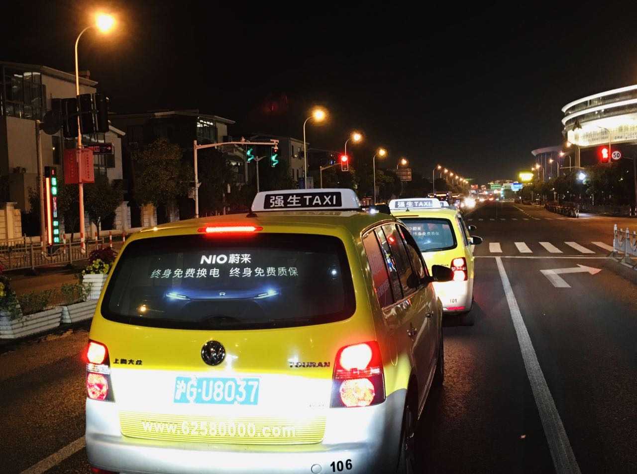 蔚来车主自费给蔚来打广告