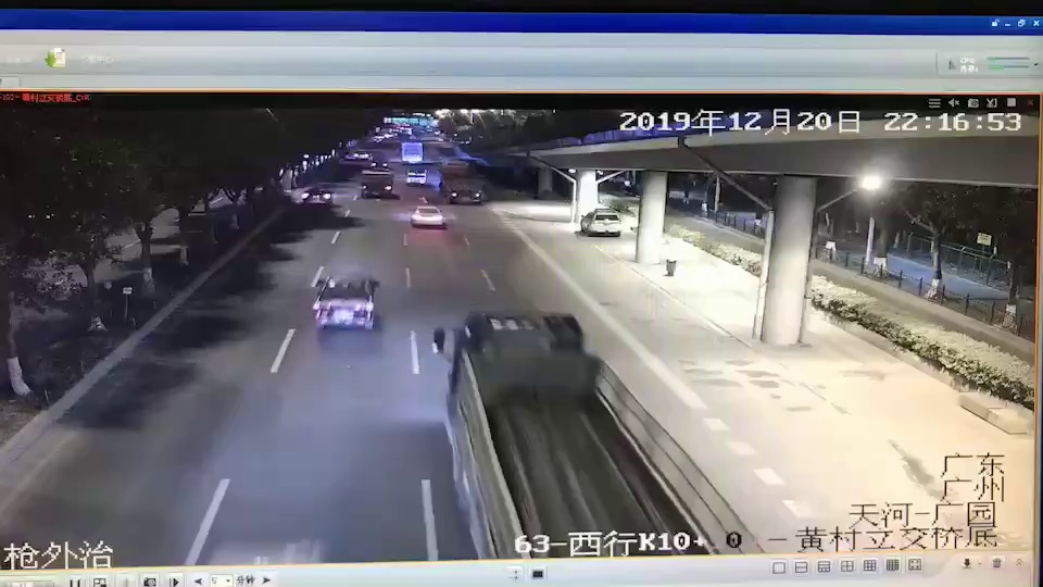 昨晚突发事故，大货车轮胎掉了，砸到一辆比亚迪。 快