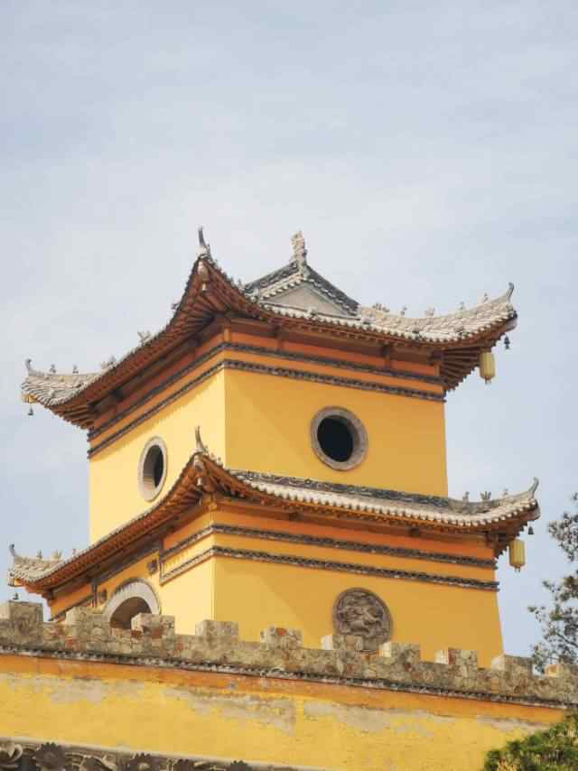 合抱之木，生于毫末；九层之台，起于累土。千里之行，