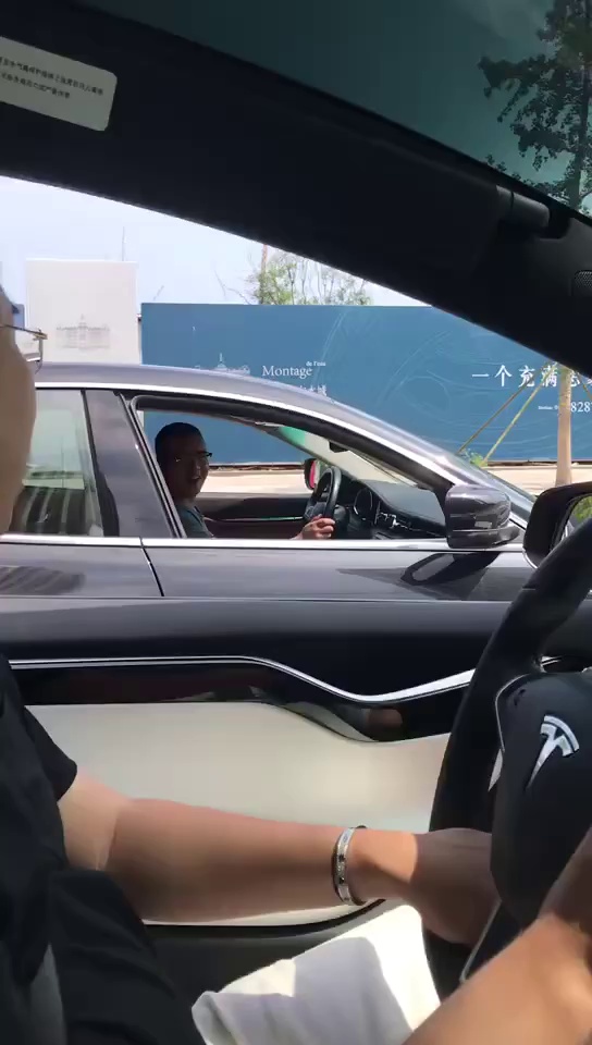 特斯拉车主路上挑衅玛莎拉蒂车主