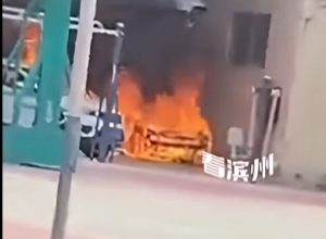 充电站两电车起火！