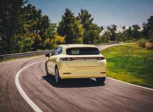 零跑B05加上这个黄色你觉得像什么车呢