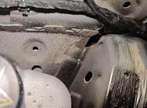 银河M9这个发动机舱二侧空洞，官方是不是要出一个方案解决一下，不然泥泞路开过泥水都进发动机舱上沿周边和引擎盖等