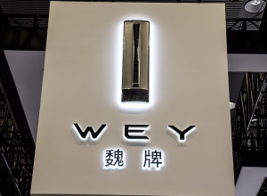 九年八位CEO，某车现CEO“休假”