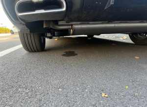 最近两天停好车发现地上都有一套液体，车是月初刚提的26扶摇，售后说是排气筒里的水蒸汽，这个位置是不是焊接没焊好往外漏水，...