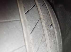 被钉子扎是每辆车的宿命吗 请问咋个追责