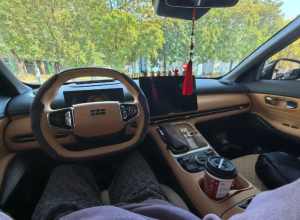 中午开车开困了，停在路边，在车里睡一会，不要多惬意哦