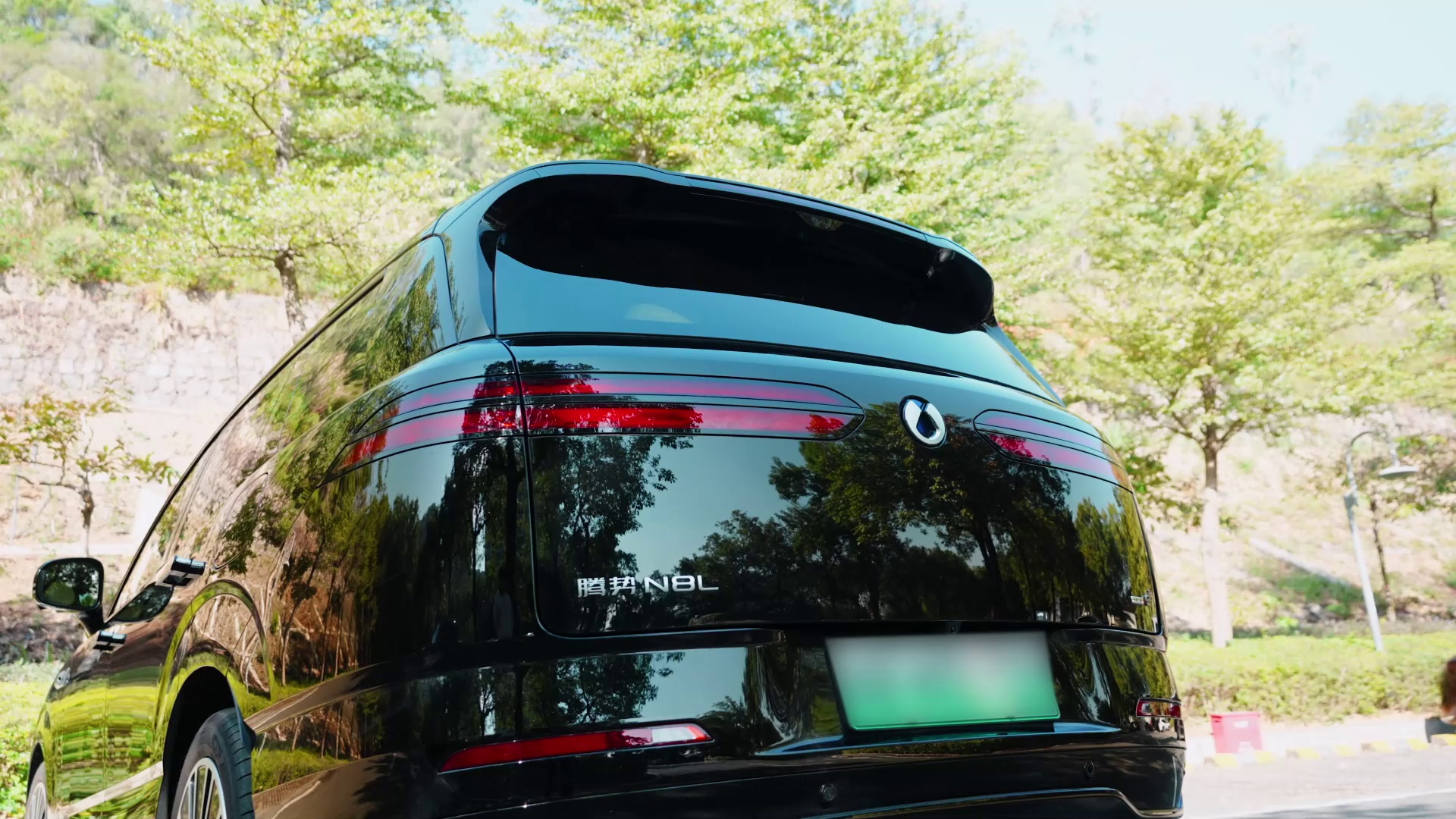 告别拥挤！六座头等舱体验，腾势N8L治愈你的出行焦虑