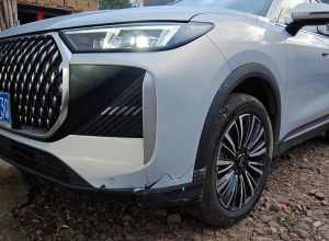 磕到前面左下处大灯破了，你敢信!