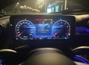 奔驰c刚提车就故障灯全亮叫救援