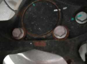 艾瑞泽8 满一年二保发现锈迹 你们的哪