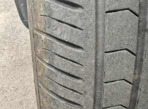 红旗h5 1100公里轮胎开裂。车门漏水。