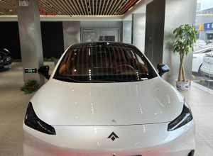 有两台展厅的特价车，加上金融政策保险等等落地14左右，有没有大佬推荐哪个颜色