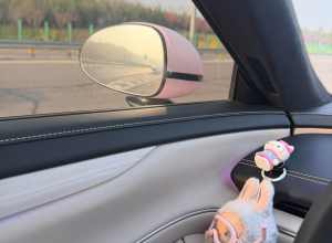 女生开车越温柔 车里越不简单