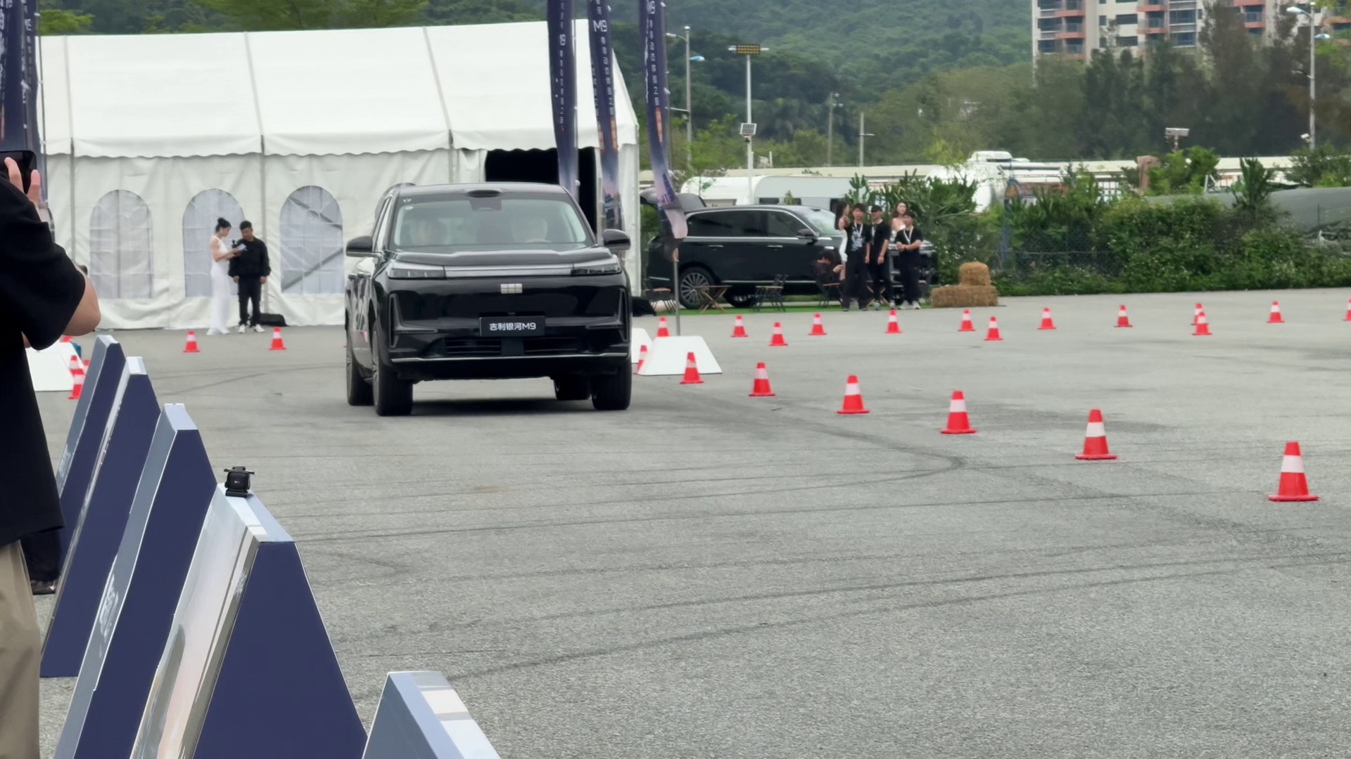 吉利银河M9：不止大六座，这AI数字底盘有点东西！